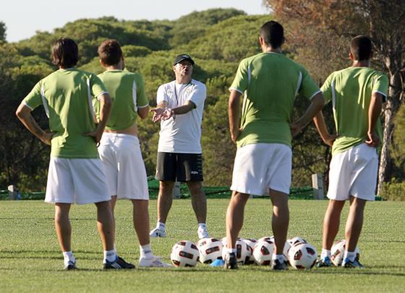 Los jugadores reciben indicaciones de Pepe Mel.

Foto: Espínola