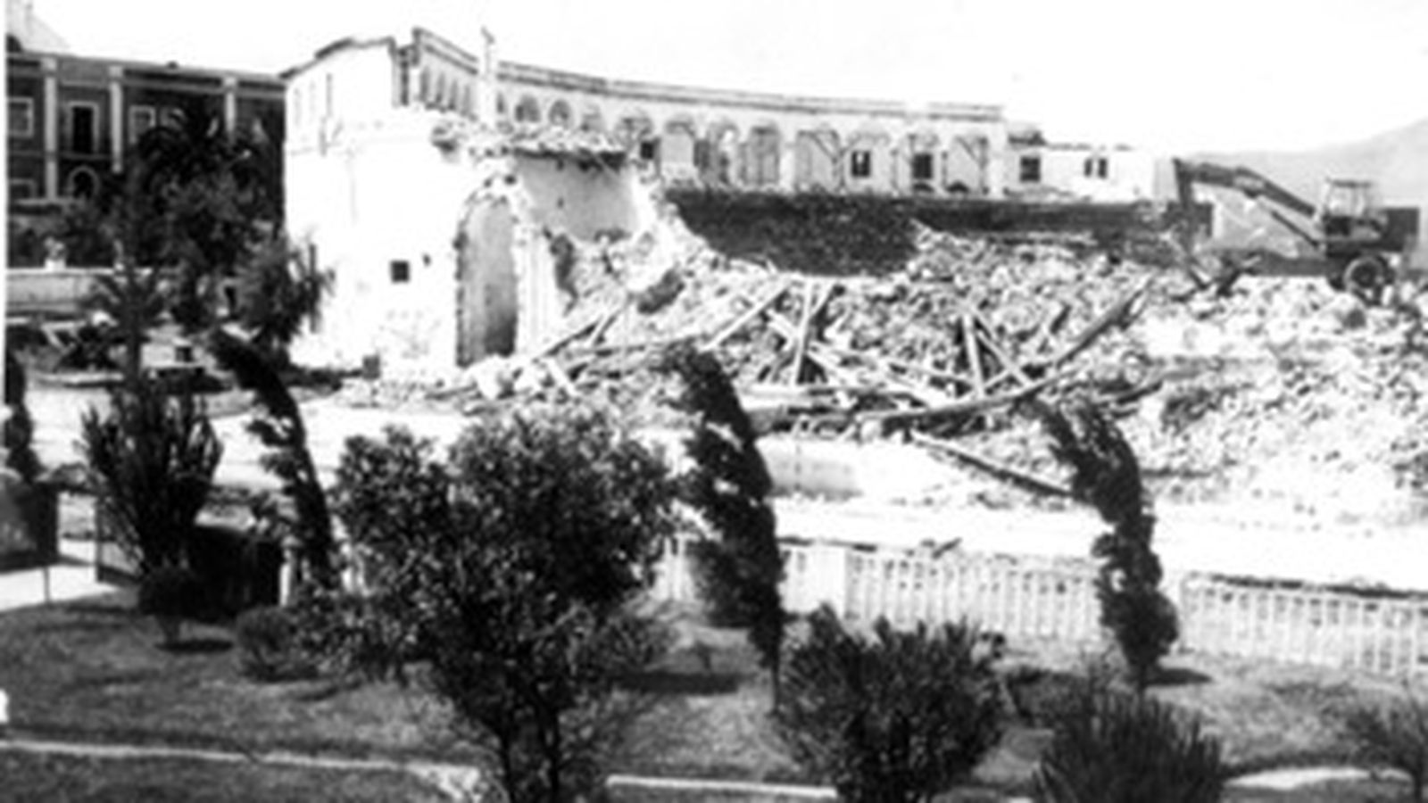 Derribo de la plaza de toros “La Perseverancia” en 1975.