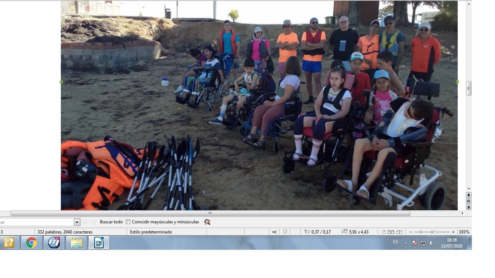 Usuarios de Upace y familiares, con el personal de las actividades náuticas.