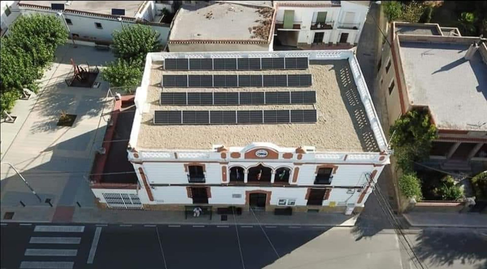 Paneles solares en la azotea de Ayuntamiento de Fuente Victoria.