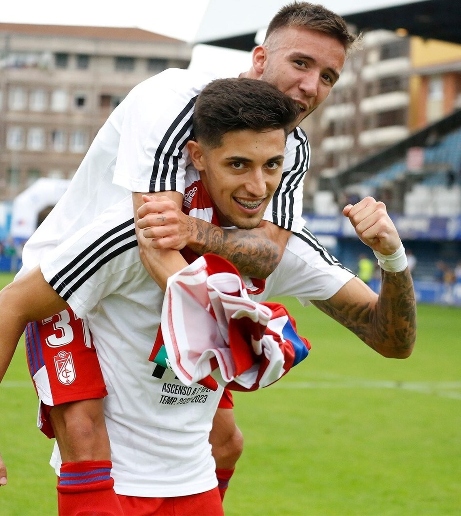 Jugadores del Recreativo celebran el ascenso logrado en Avilés