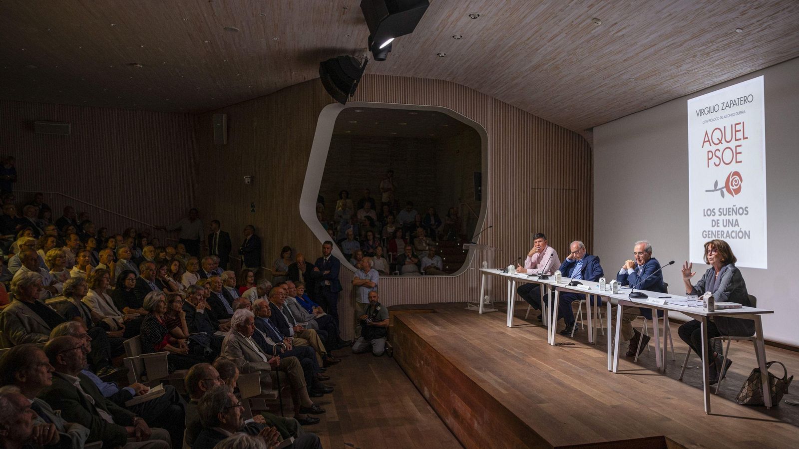 Acto de presentación del libro 'Aquel PSOE', con Alfonso Guerra entre los participantes y Felipe González en la primera fila del público.