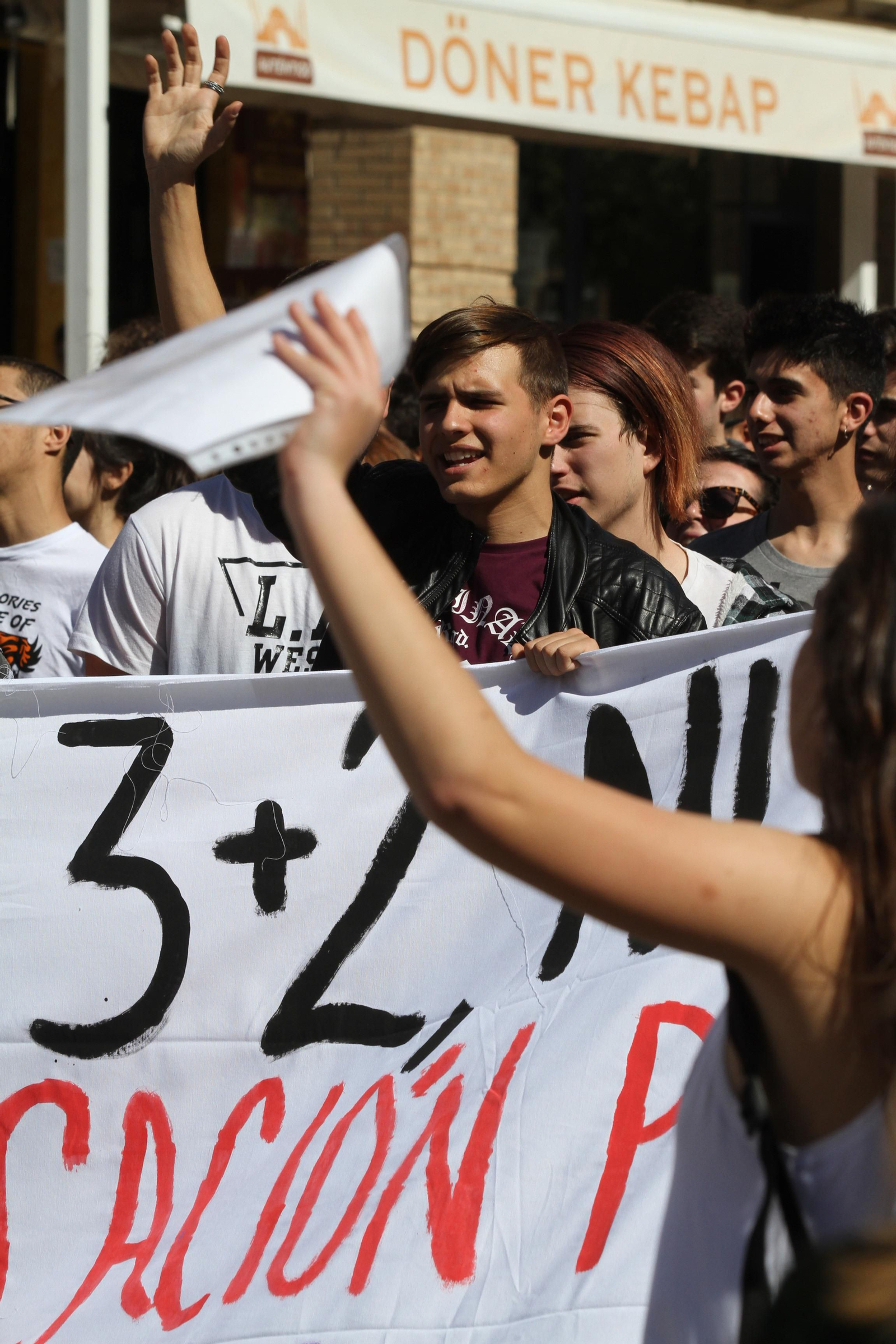 Imágenes  de la manifestación contra la Lomce en Huelva