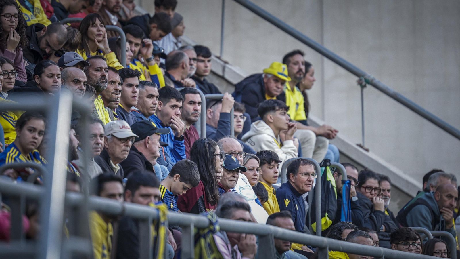 Búscate entre las imágenes del partido de fútbol entre Cádiz CF y Córdoba CF