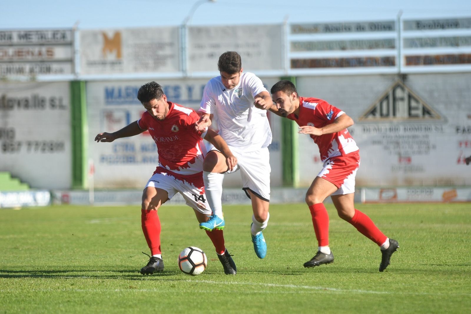 Carlos Trujillo intenta detener a un jugador del Pozoblanco, ayer.