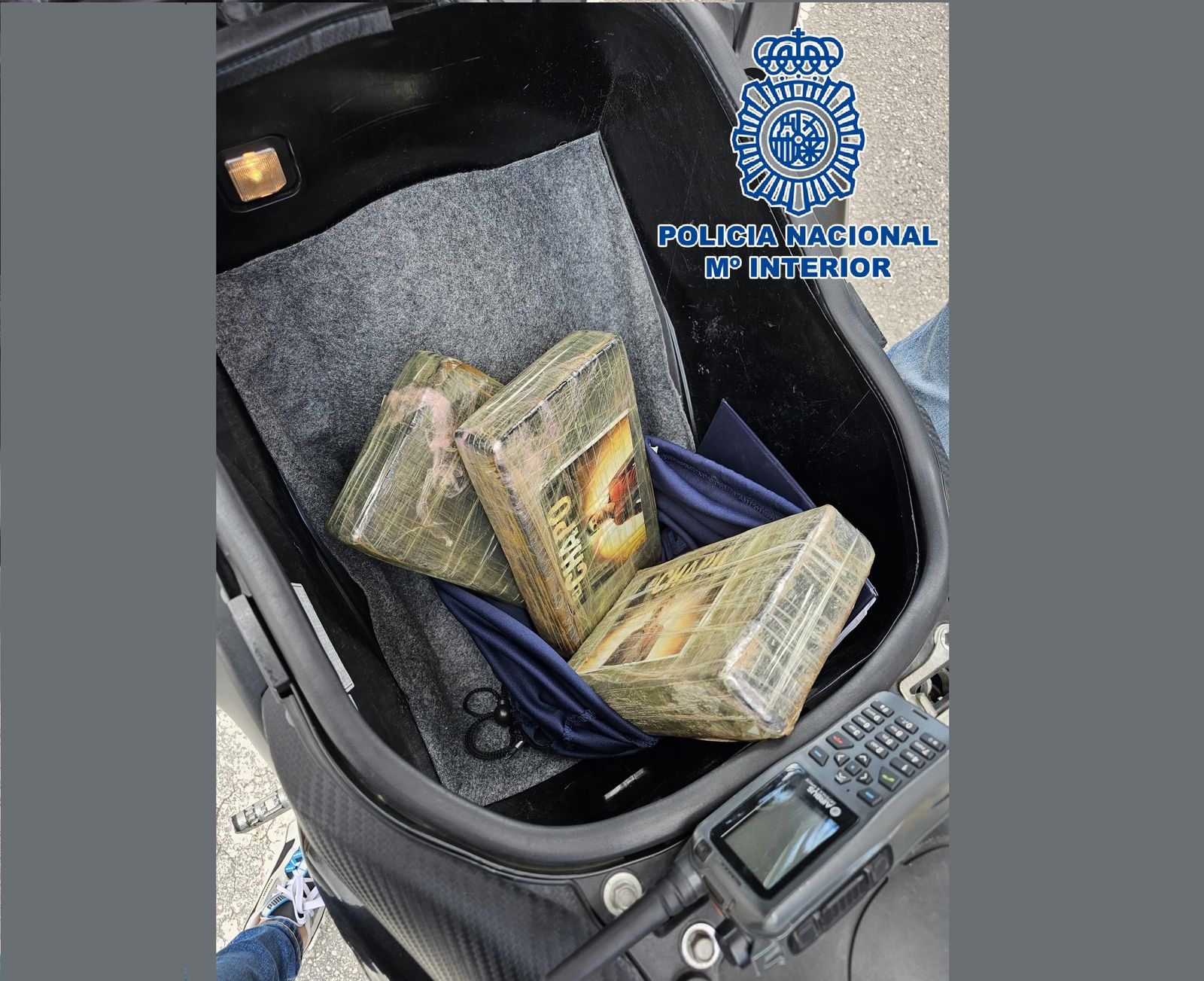 El interior de la motocicleta con tes kilos de cocaína incautados.