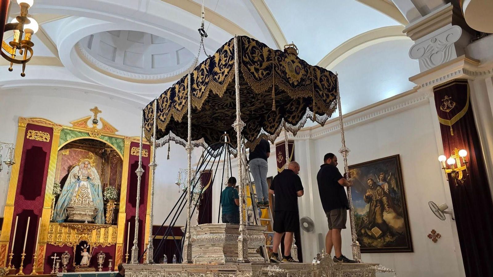 Montaje del paso de palio de la Virgen del Mayor Dolor de Aracena