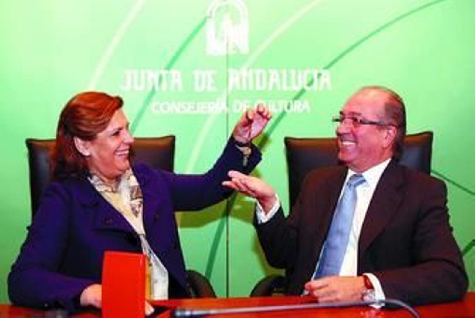 La consejera Rosa Torres entrega simbólicamente las llaves del edificio al director andaluz de La Caixa.