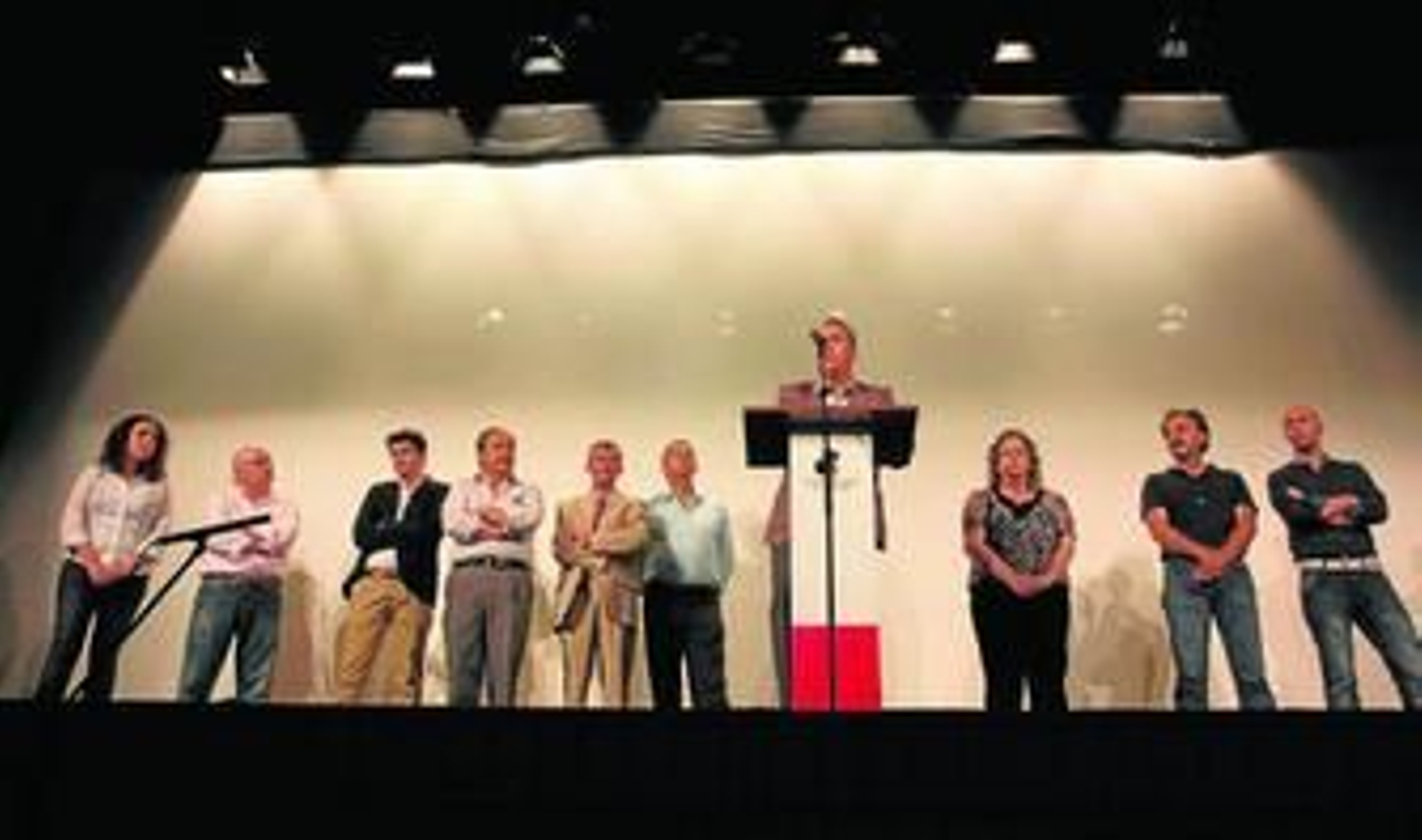 Juan Carlos Ruiz Boix presenta a su equipo de Gobierno, ayer en el Teatro Juan Luis Galiardo.