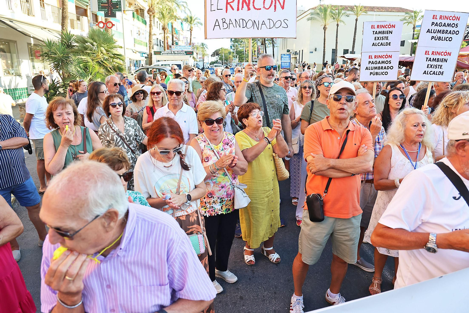 Imágenes de la concentración de los vecinos del Portil por el abandono de la playa