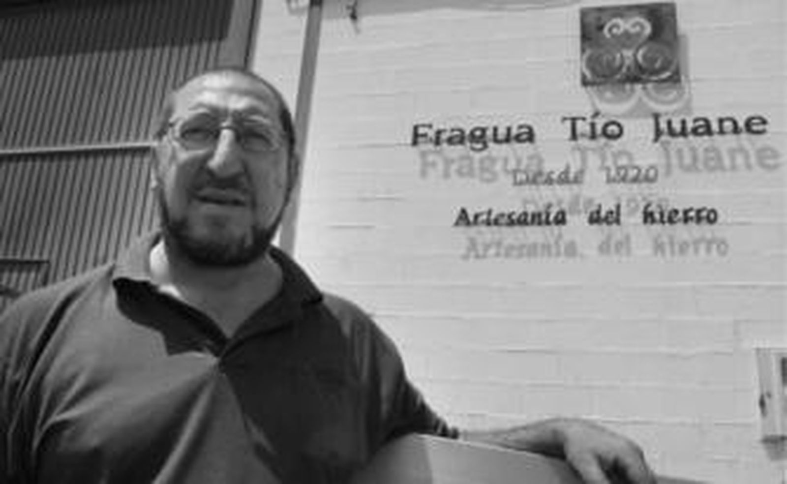 Bricio Fernández en la puerta de su taller 'La Fragua Tío Juane', que se encuentra el el polígono industrial El Portal.