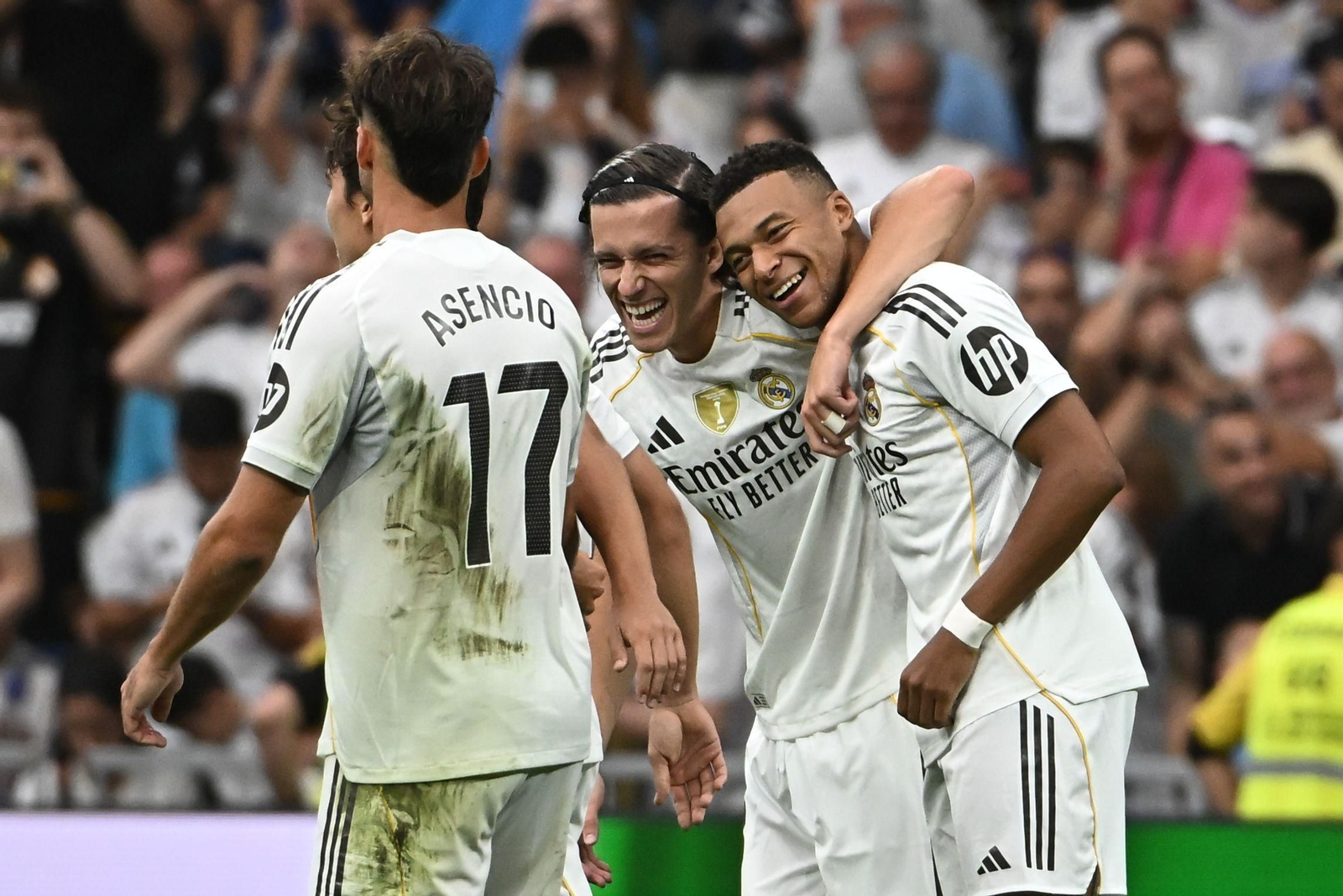 Kylian Mbappé celebra con Álvaro Carreras el segundo tanto del Real Madrid ante el Espanyol.