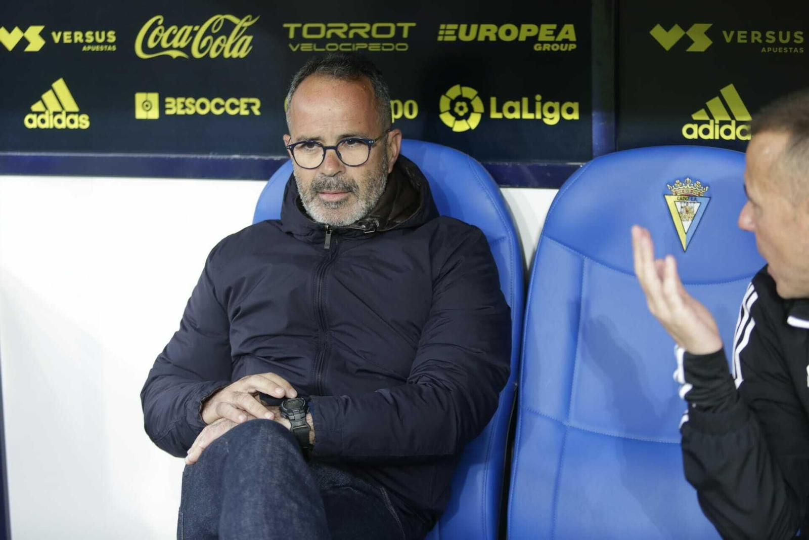Álvaro Cervera, en el banquillo antes del arranque del encuentro.