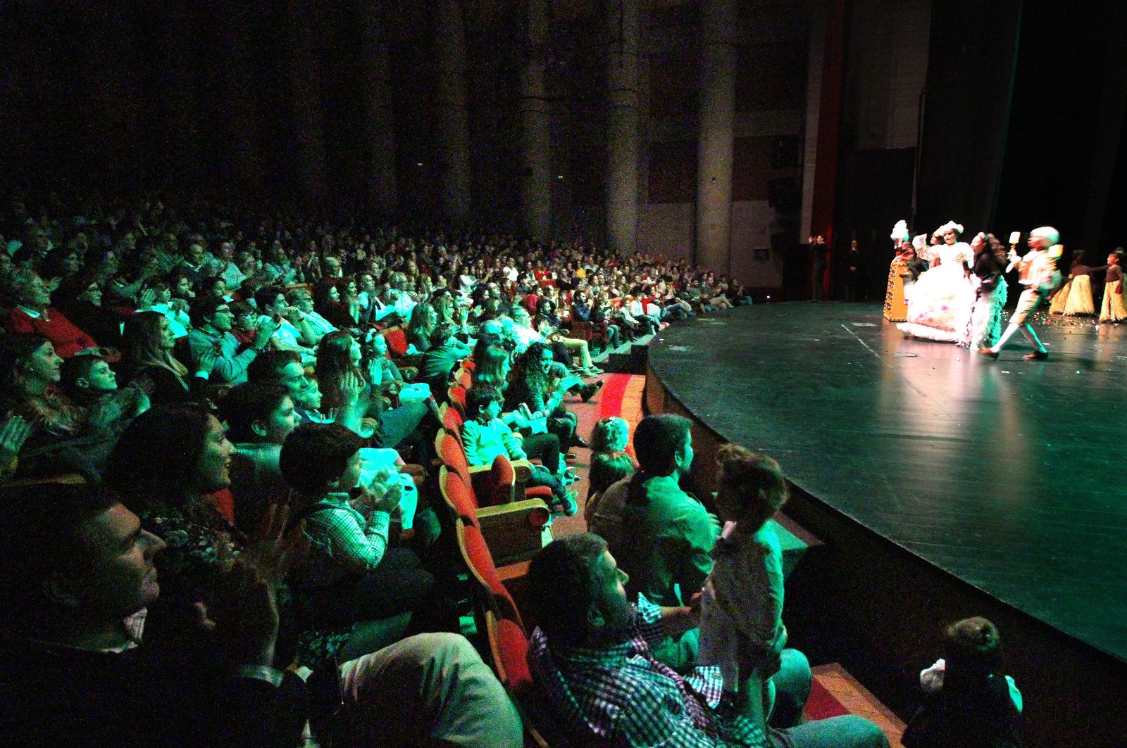 Imágenes de la representación 'El Ala Oeste' basado en la película de Disney 'La Bella y la Bestia'.