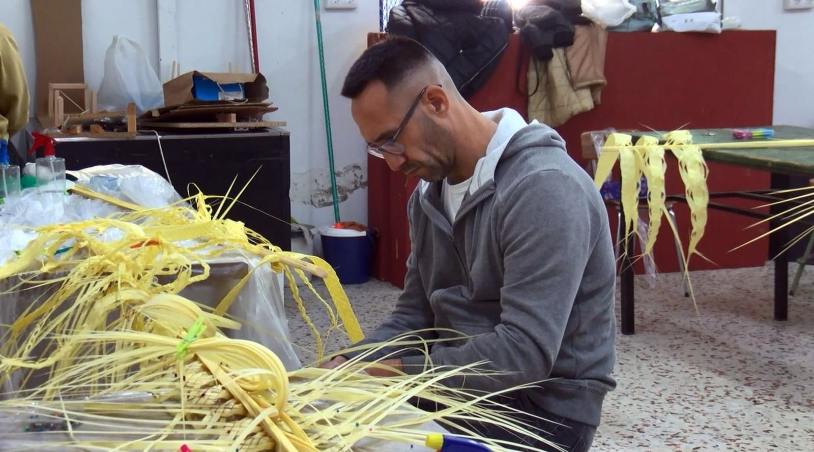 Taller de rizado de palmas en la Hermandad de la Borriquita
