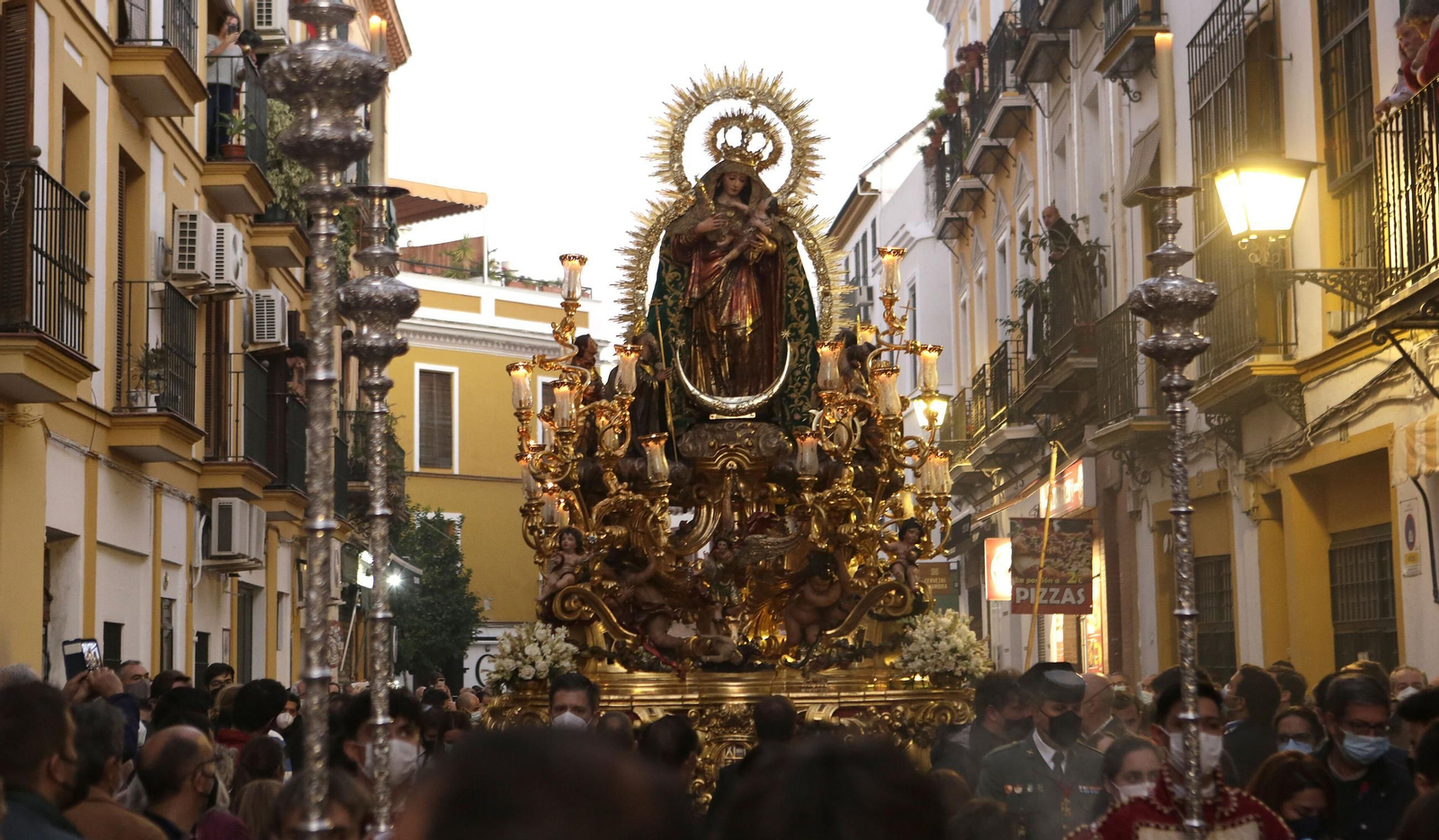 La Reina de todos los Santos en su procesión de noviembre.