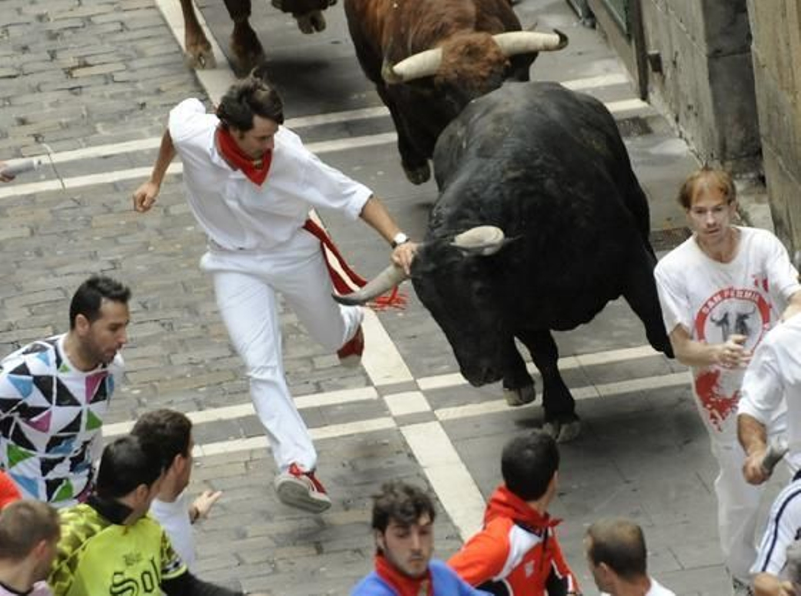 Los toros de El Pilar protagonizan un encierro rápido, limpio y sin corneados

Foto: AFP PHOTO
