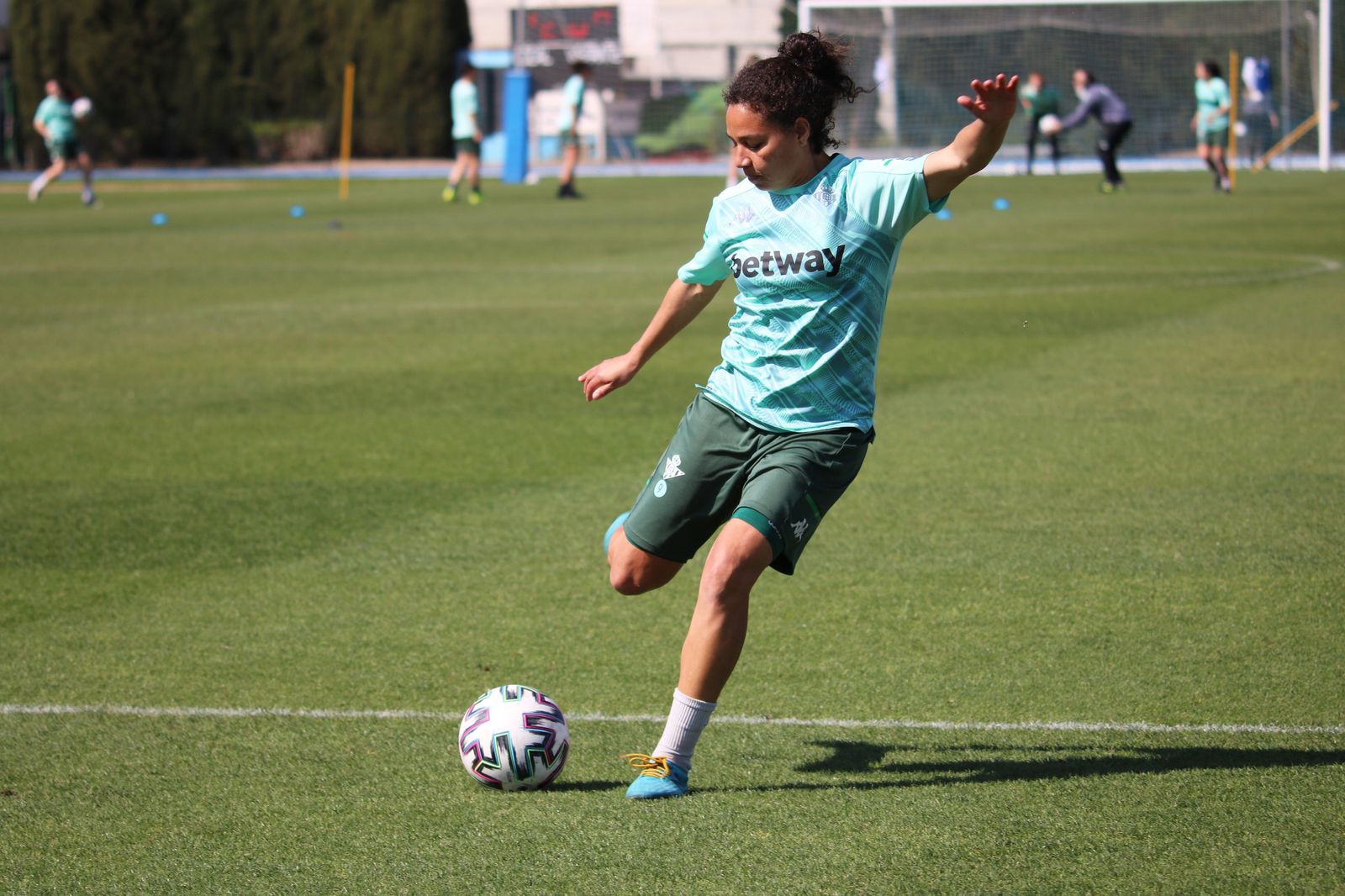 La venezolana Altuve, que es duda, golpea el balón en un entrenamiento de esta semana.