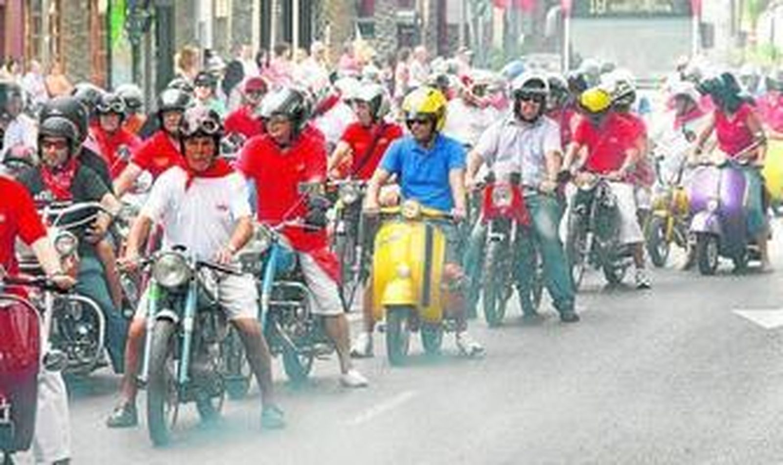La caravana de motos sacó a la gente por los balcones a su paso.