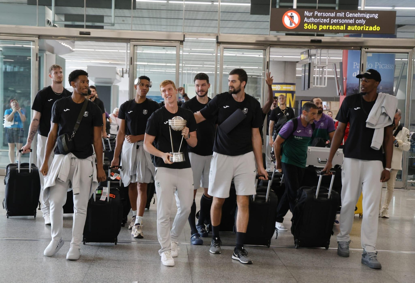 El Unicaja brinda la Intercontinental a un centenar de aficionados en el aeropuerto
