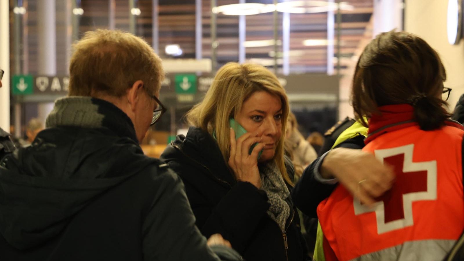 La alcaldesa de Huelva, Pilar Miranda, habla por teléfono desde la estación de tren donde se ha acercado a hablñar con los familiares.