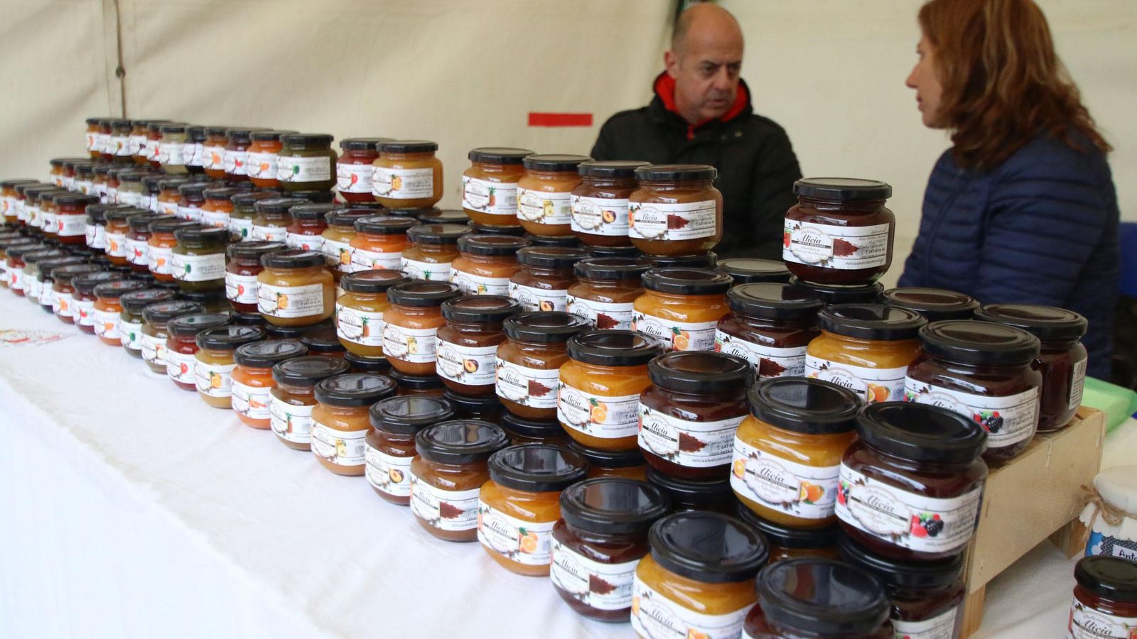 Venta de miel ecológica de la comarca.