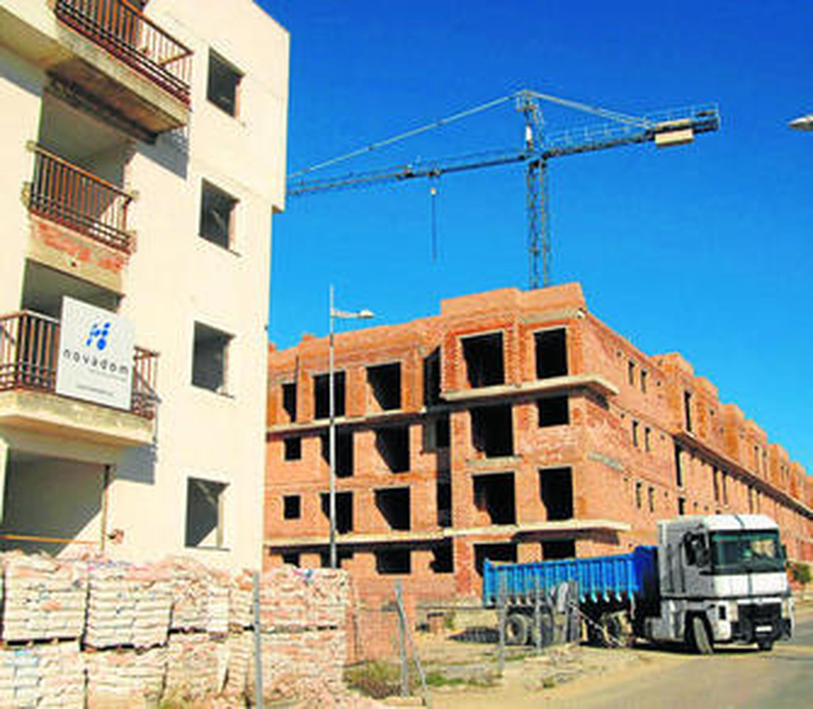 Un camión sale de las obras que acaban de reiniciarse en la promoción de la Ronda del Estero.