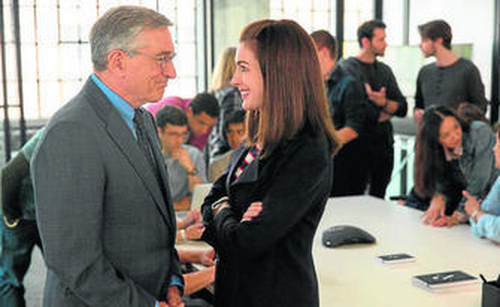 Robert De Niro y Anne Hathaway dan lustre a la comedia ligera de Nancy Meyers.