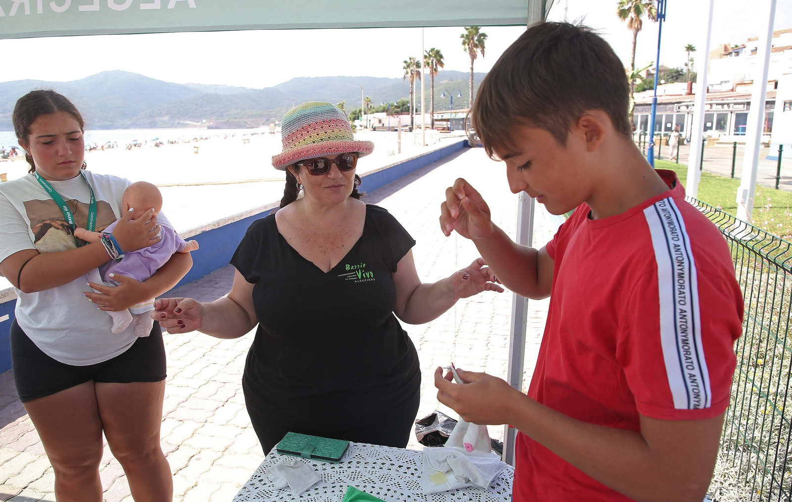 Fotos de las actividades de 'Emociónate con Barrio Vivo' en la playa de Getares