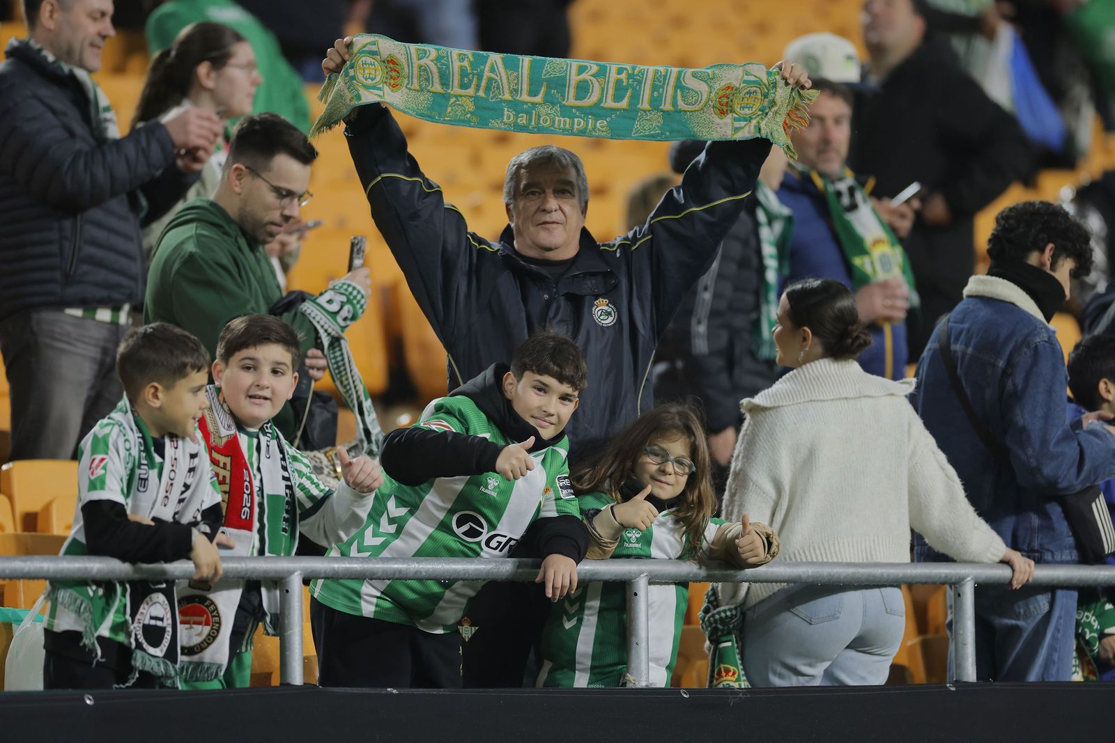 Buscate en las fotos del Betis - Feyenoord