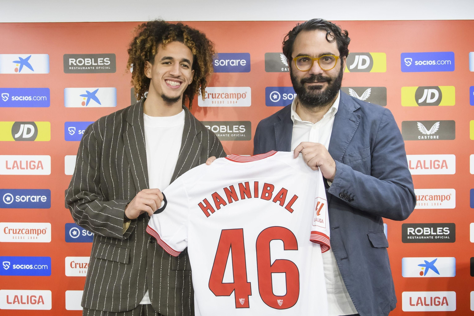 Hannibal Mejbri, junto a Víctor Orta en su presentación.