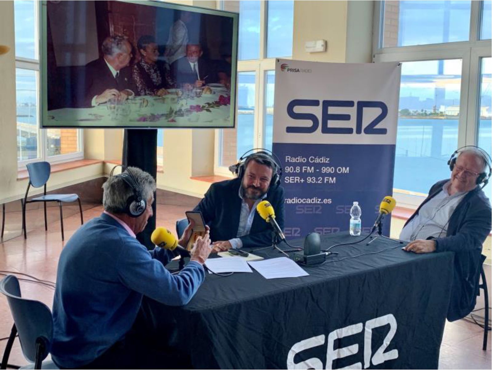 El periodista Pedro Espinosa, de la Cadena Ser, en el centro de la imagen