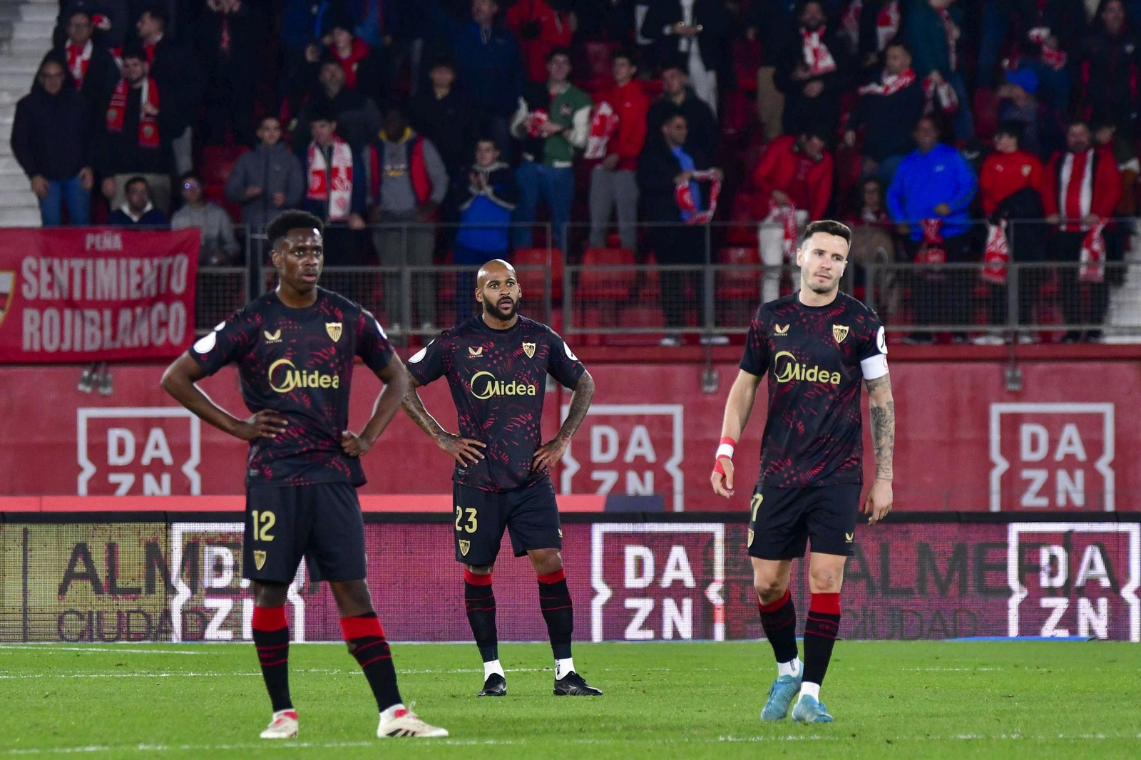 Lokonga, Marcao y Saúl, abatidos tras uno de los tantos de la UD Almería en la segunda mitad.