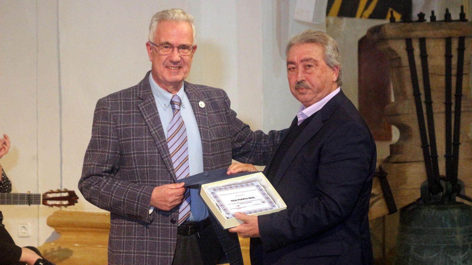 Juan Manuel Armario, director de Tele Puerto real, recogió el premio.