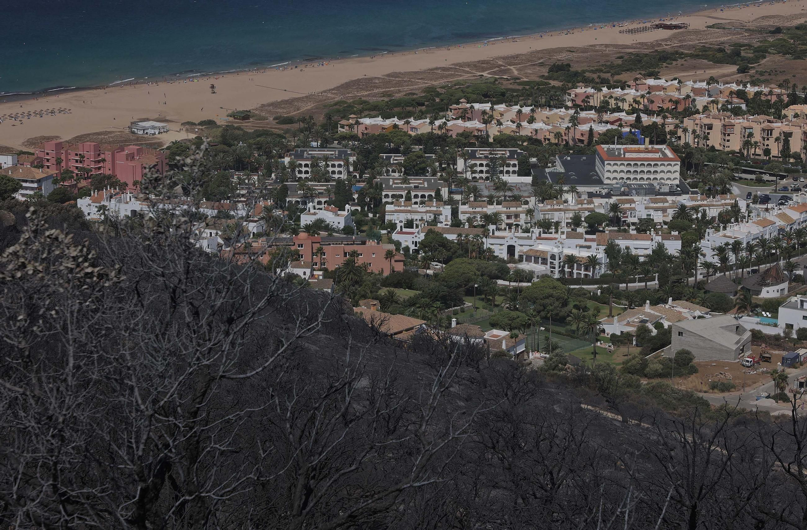 Así han quedado Atlanterra y Zahara de los Atunes tras el incendio forestal en la Sierra de la Plata de Tarifa