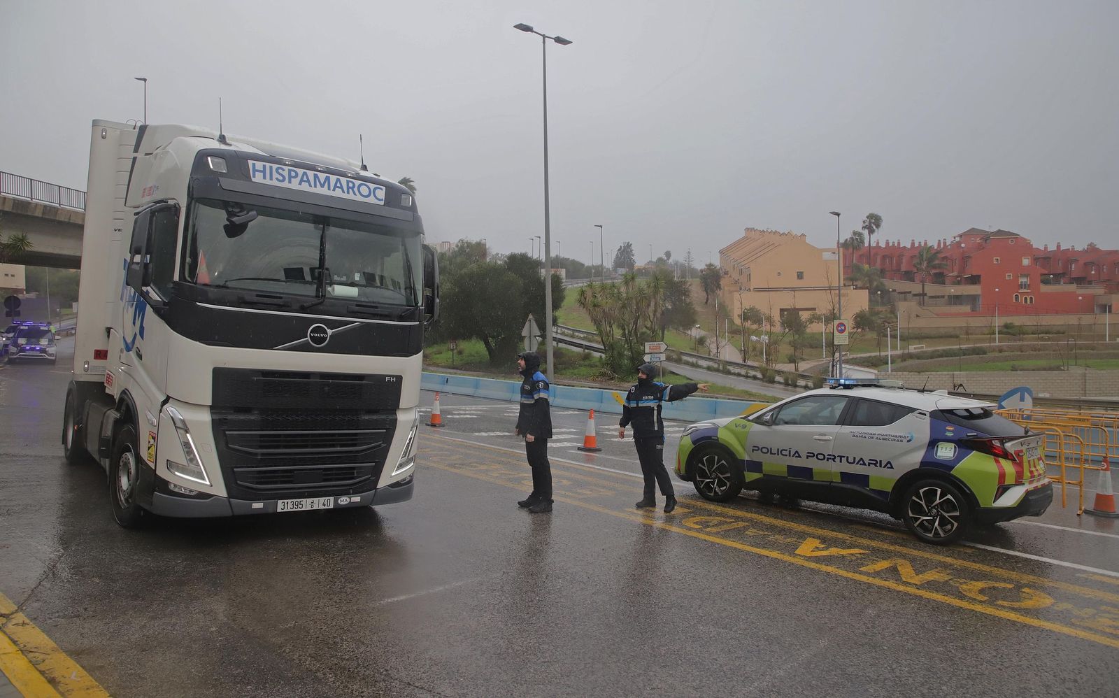 Fotos de la borrasca Joseph: Rachas de 100 km/h cierran el Estrecho y colapsan el Puerto de Algeciras