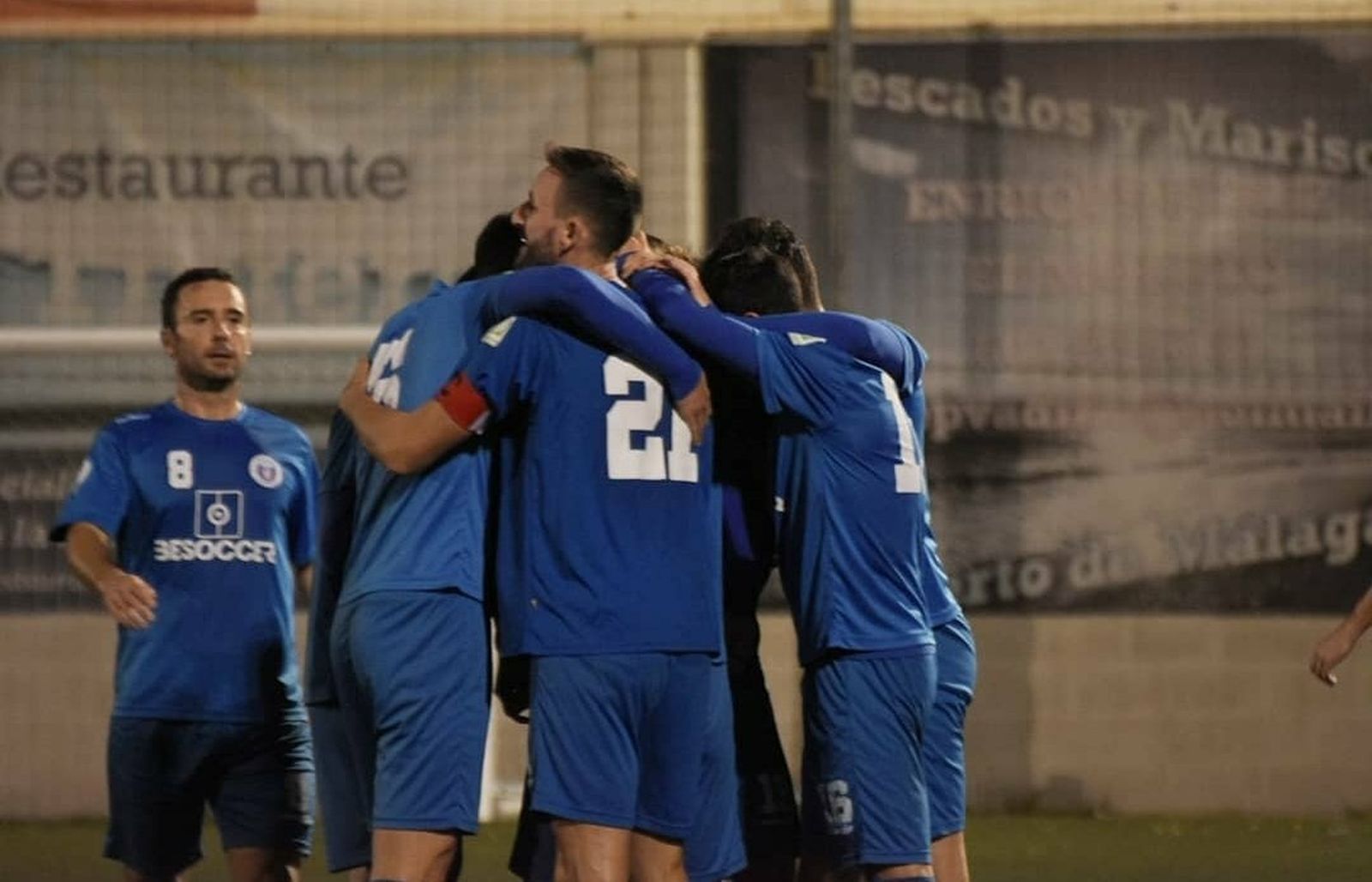 Los jugadores de El Palo celebran un gol.