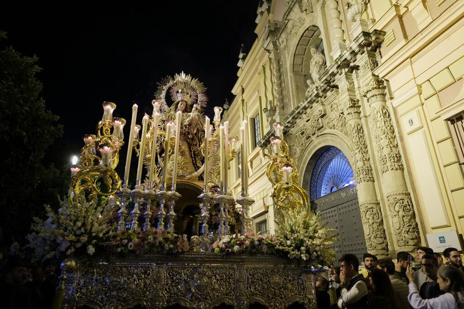 La Virgen del Rosario por la Plaza del Museo en su procesión