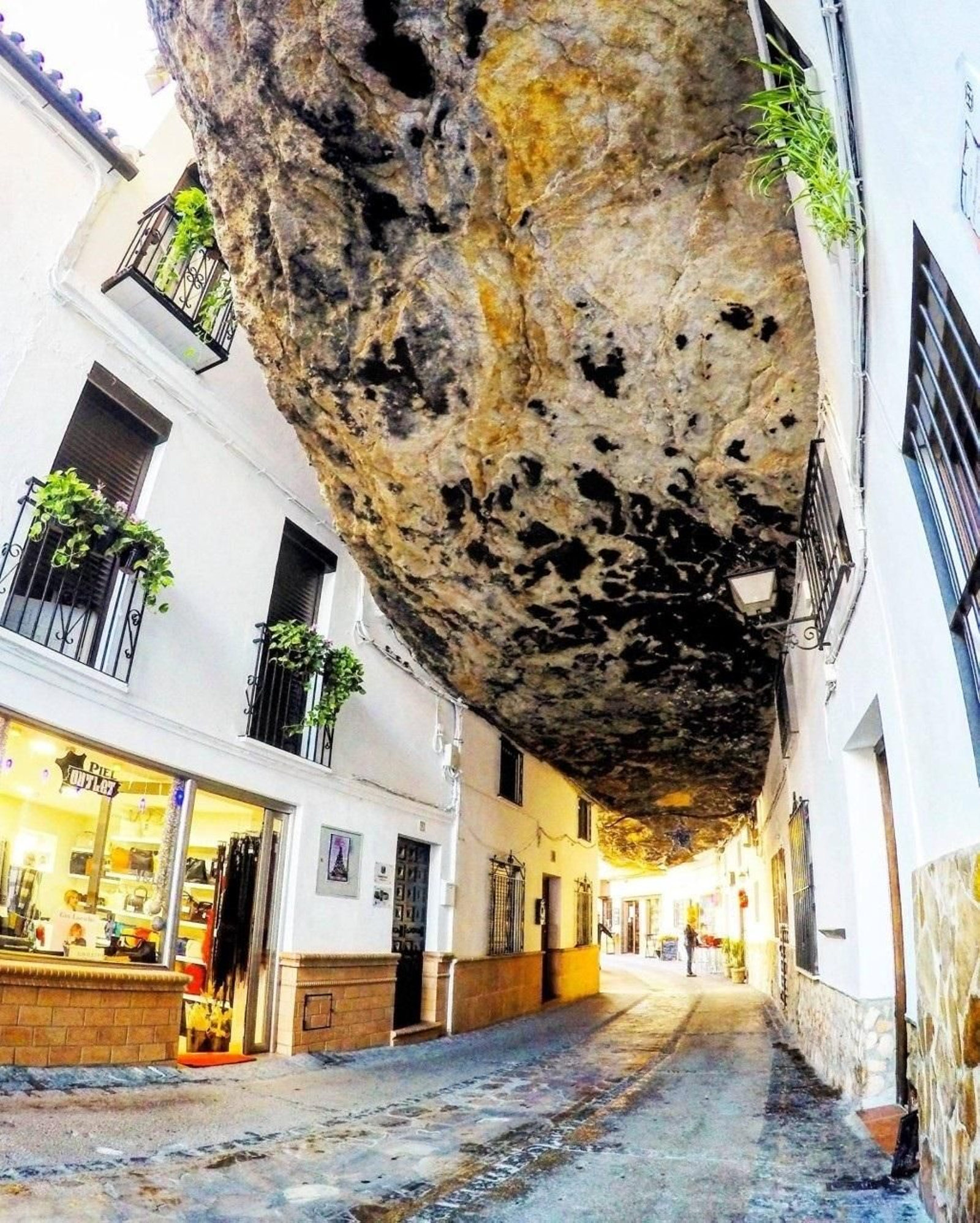Una vista de la fachada de la vivieda-cueva Casa Bajo la Roca, en la calle Cuevas de la Sombra, de Setenil.
