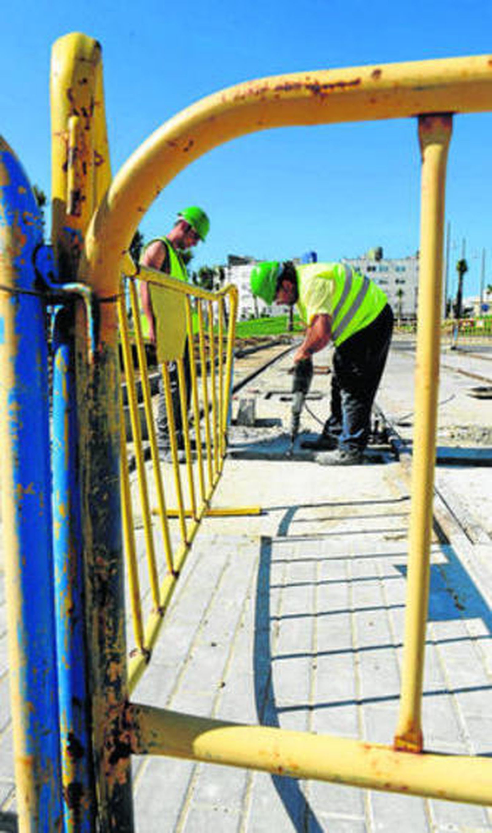 Dos trabajadores, ayer, en las obras del tranvía.