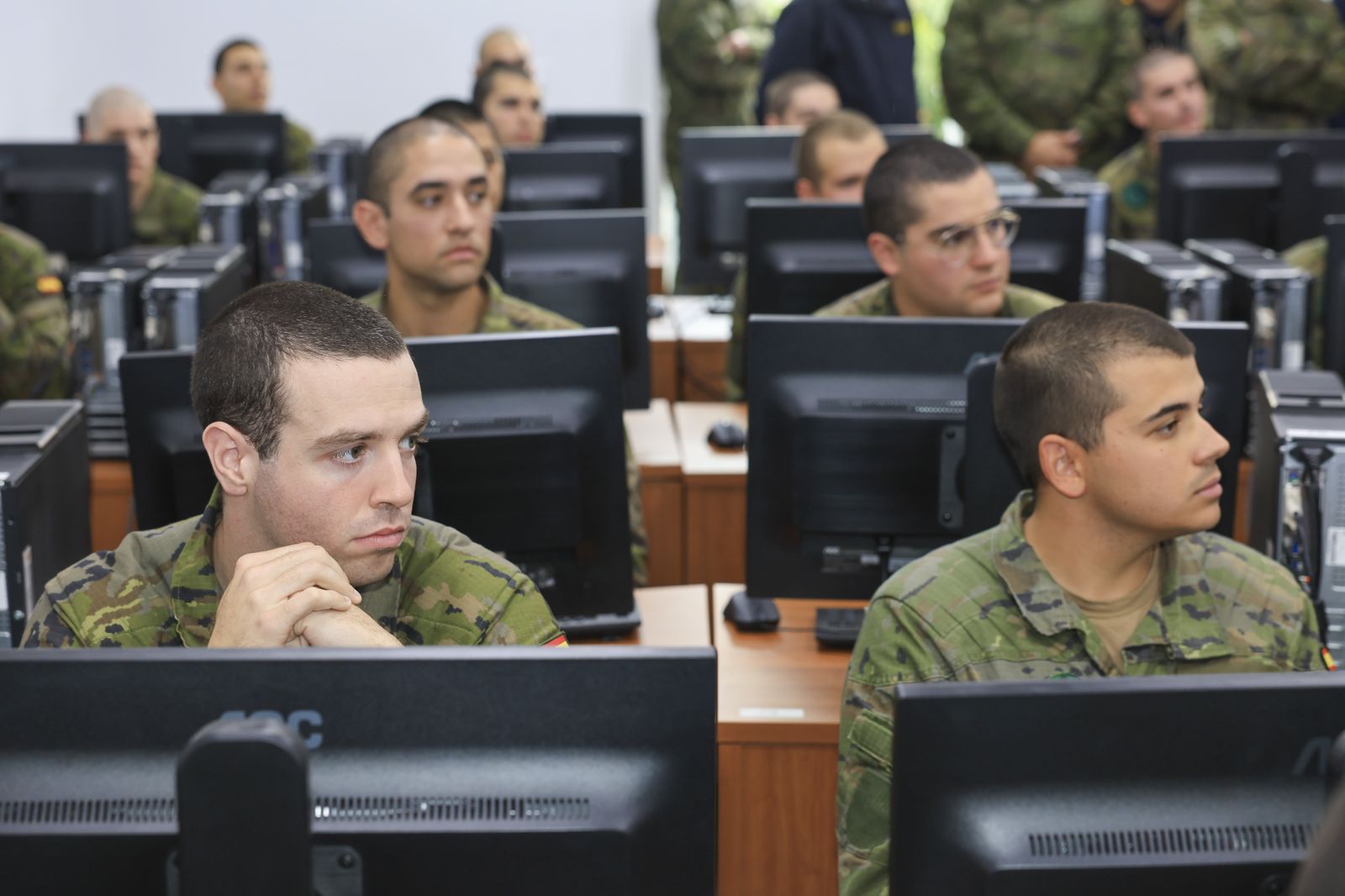 La ministra de Defensa, en el acuartelamiento de Camposoto de San Fernando