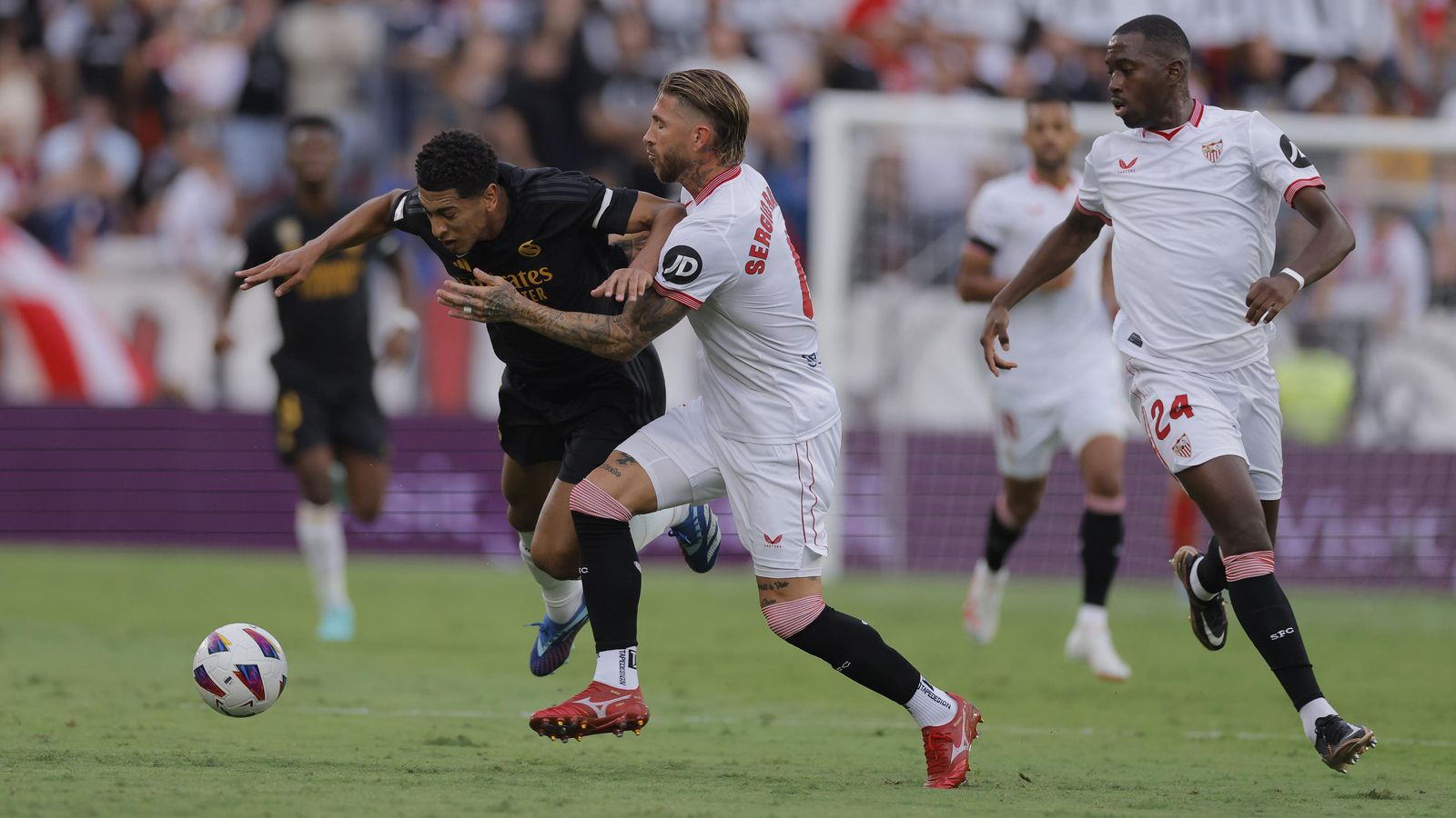 Soumaré observa una entrada de Sergio Ramos a Bellingham.