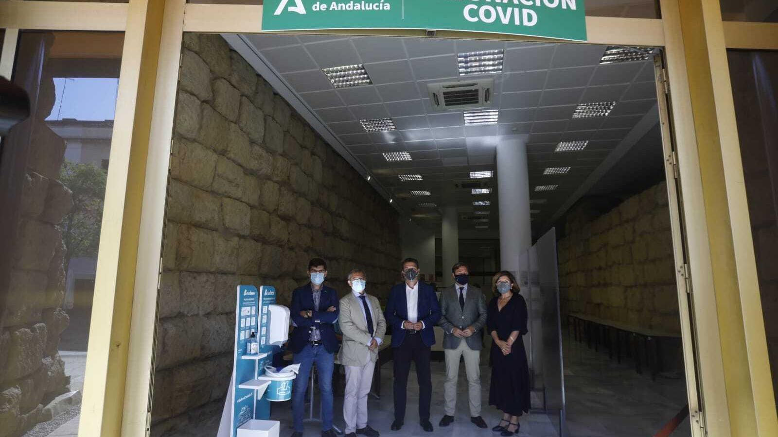 Dirigentes institucionales en el punto de vacunación del Ayuntamiento.