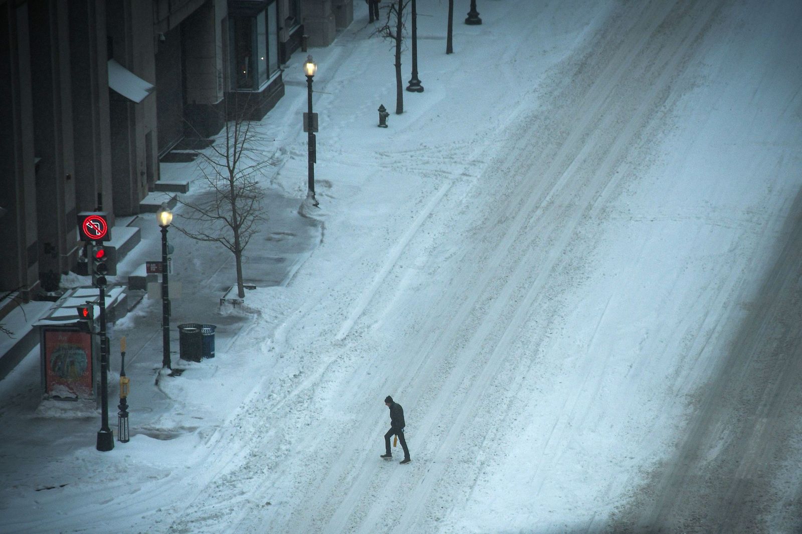 Las gélidas y blancas imágenes que deja la tormenta monstruosa en los EEUU