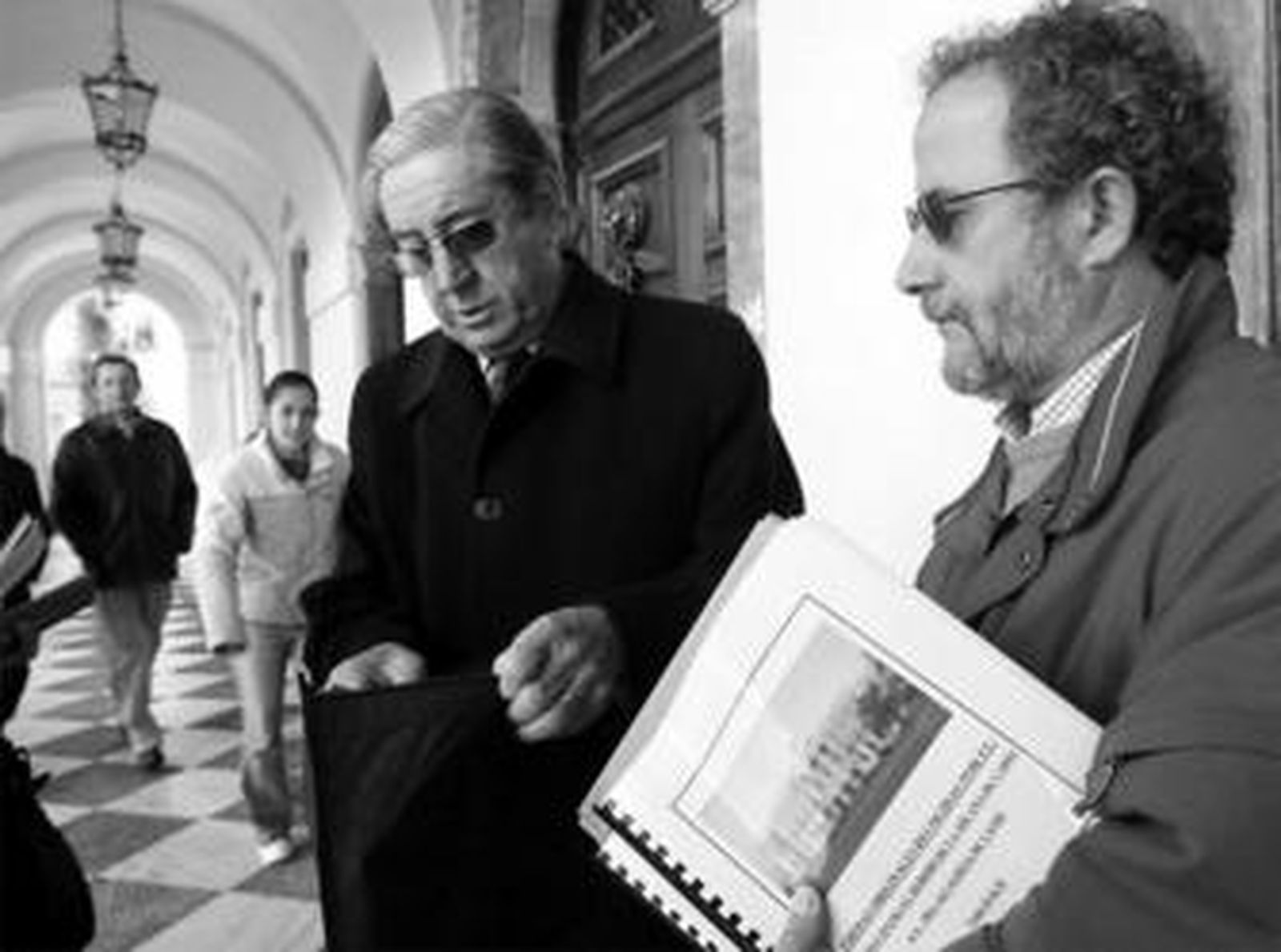 José Ramón Pérez Díaz-Alersi y José María Esteban, ayer en la puerta del Ayuntamiento.
