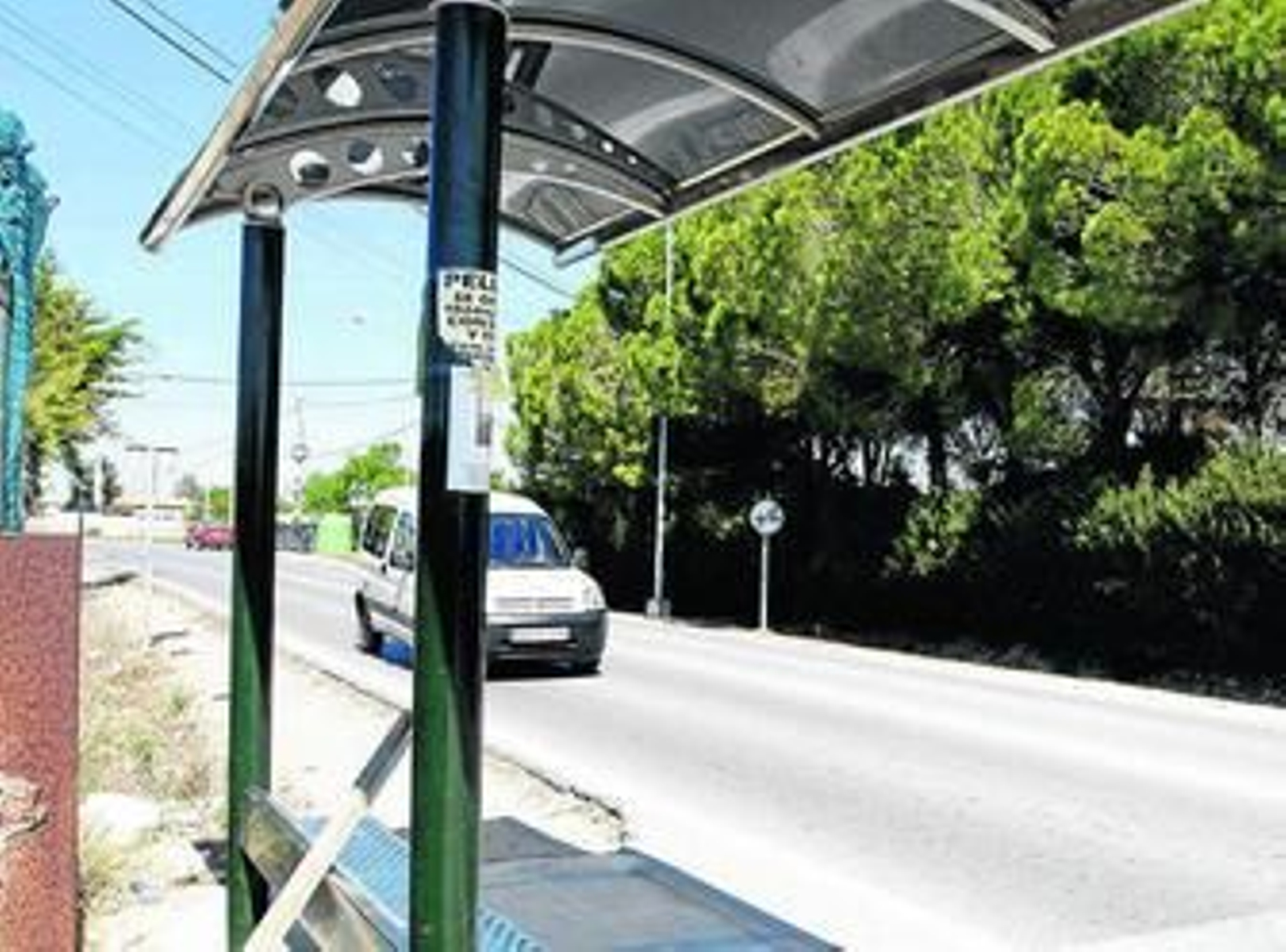 Una de las paradas de autobús en Pago del Humo sin protección lateral y sin indicación de las líneas.