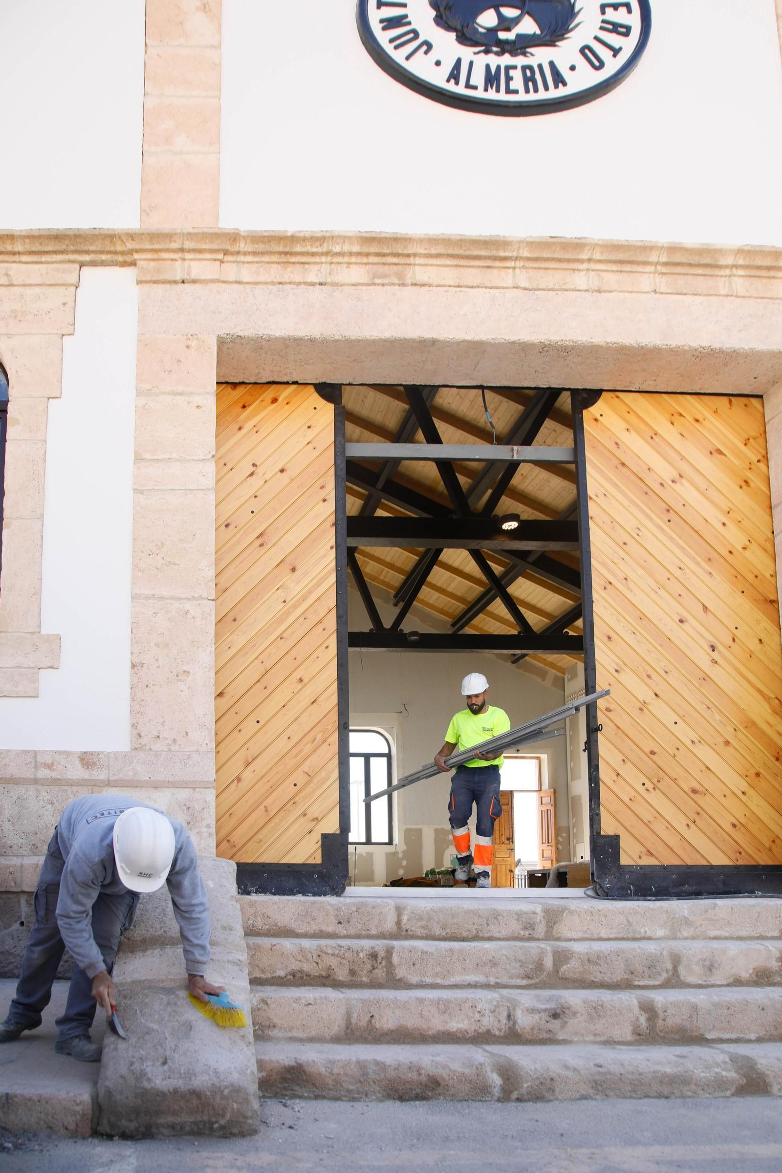 Las imágenes de la visita a la obras del Puerto de Almería