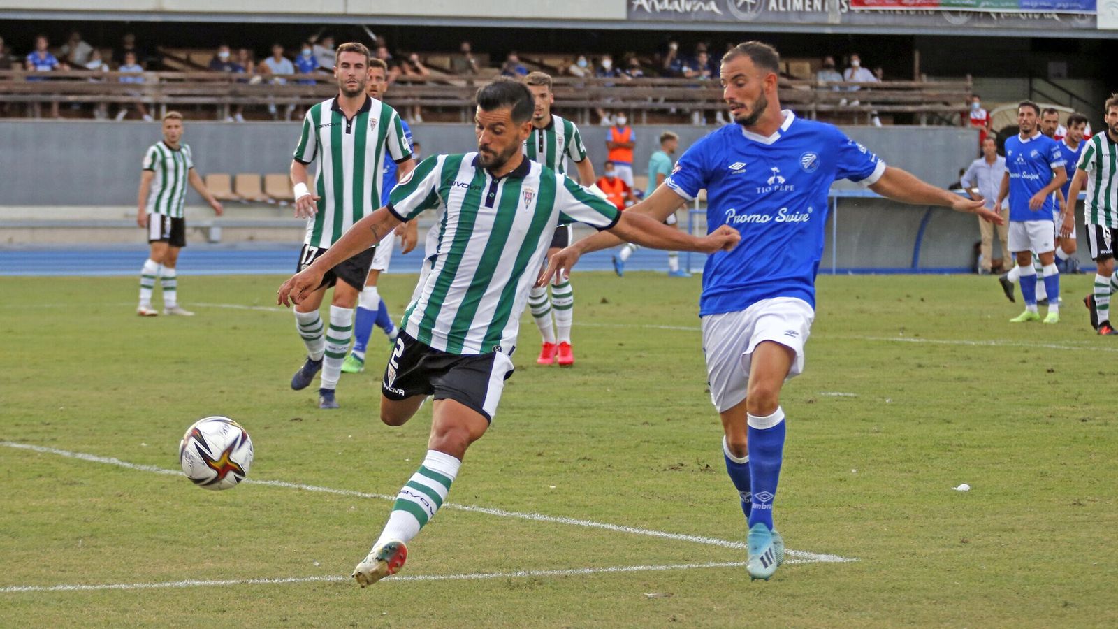 José Ruiz despeja el balón ante la presión de un jugador del Xerez Deportivo.