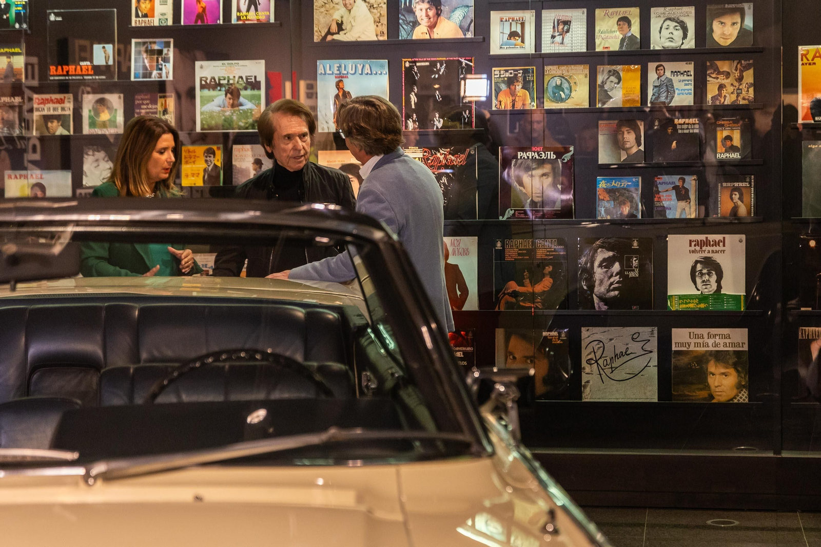 Raphael visita el museo en su honor de Linares tras la cesión trajes y su espectacular coche Lincoln