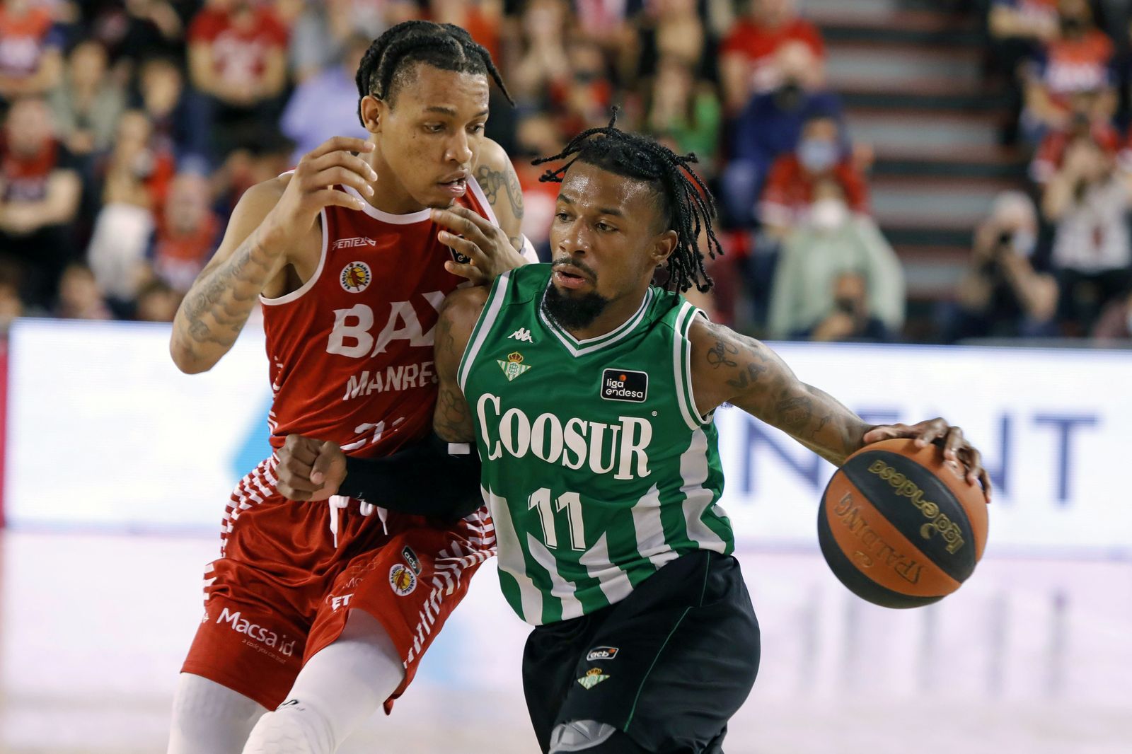 Shannon Evans trata de superar la defensa de Joel Thomasson.